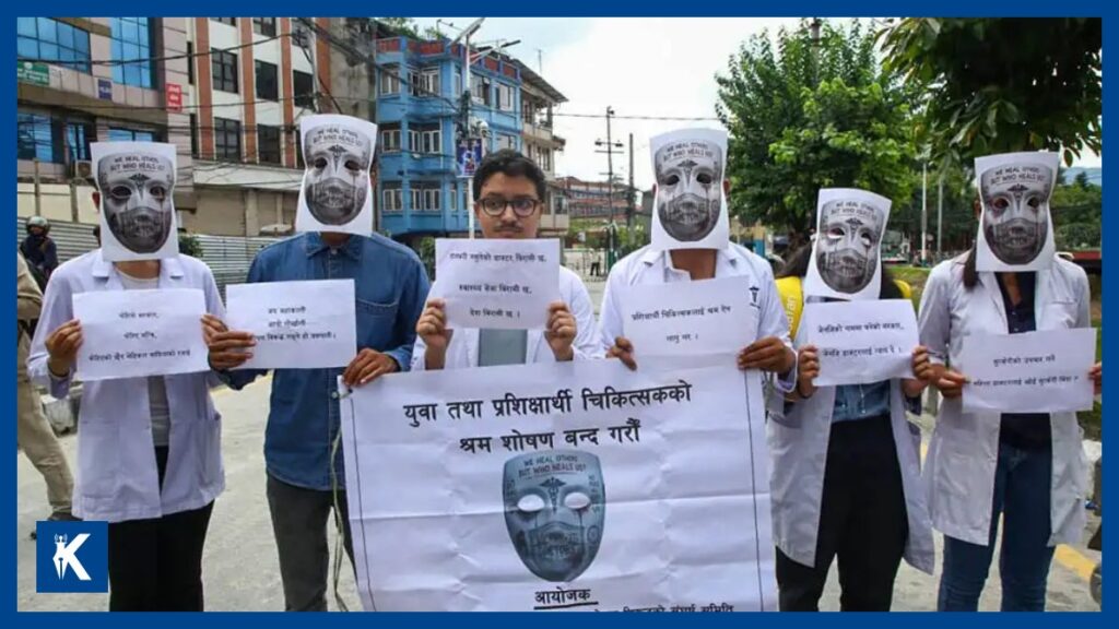 माइतीघरमा प्रशिक्षार्थी चिकित्सकहरूको प्रदर्शन: हप्तामा ४८ घण्टाभन्दा बढी काम गरे ओभरटाइम भत्ता पाउनुपर्ने माग