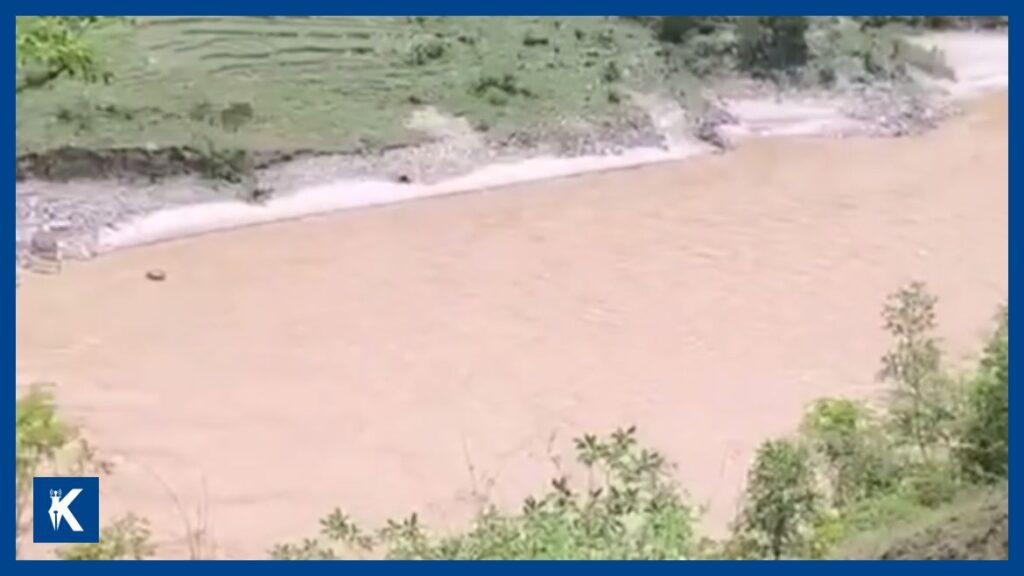 कर्णाली नदीमा फोर्स गाडी खस्दा ५ जना बेपत्ता, उद्धार कार्य जारी