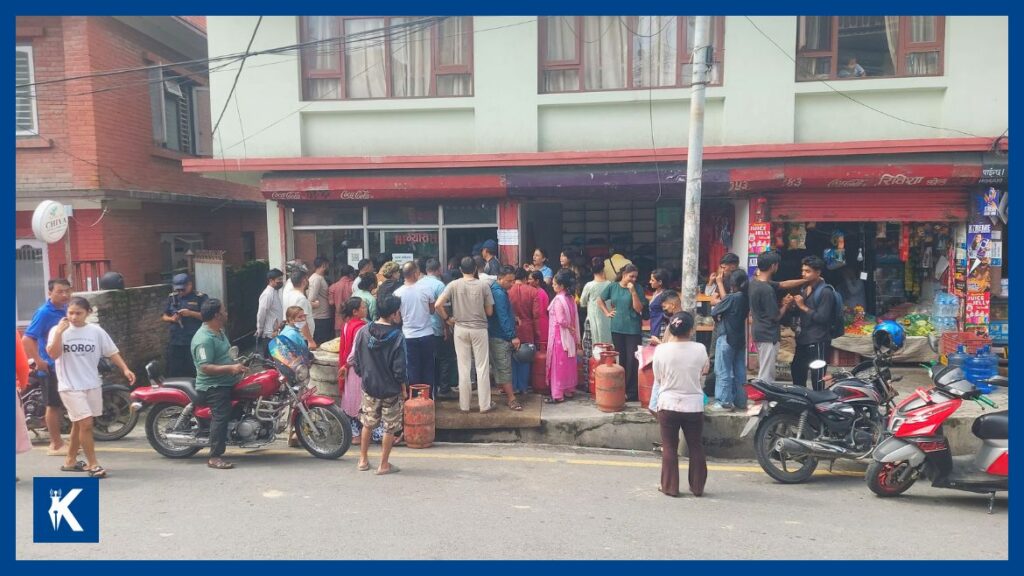 कोटेश्वरको खुद्रा पसलमा ग्यास लिन सर्वसाधारणको भीड