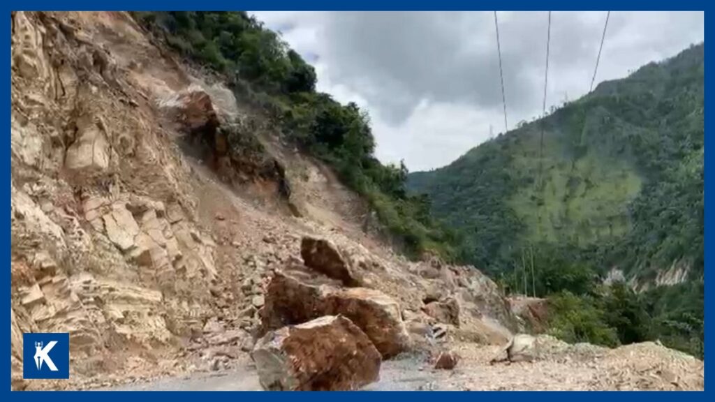वर्षा र पहिरोले देशका १० जिल्लामा सडक अवरुद्ध, केही मार्गमा रात्रिकालीन सवारीमा रोक