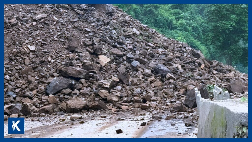 धादिङको गजुरीमा सुख्खा पहिरो, पृथ्वी राजमार्ग दुईतर्फी अवरुद्ध
