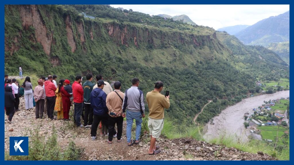 कालीगण्डकीमा बाढी आएपछि हेर्नेहरूको भीड, प्रहरीले गरायो सचेत
